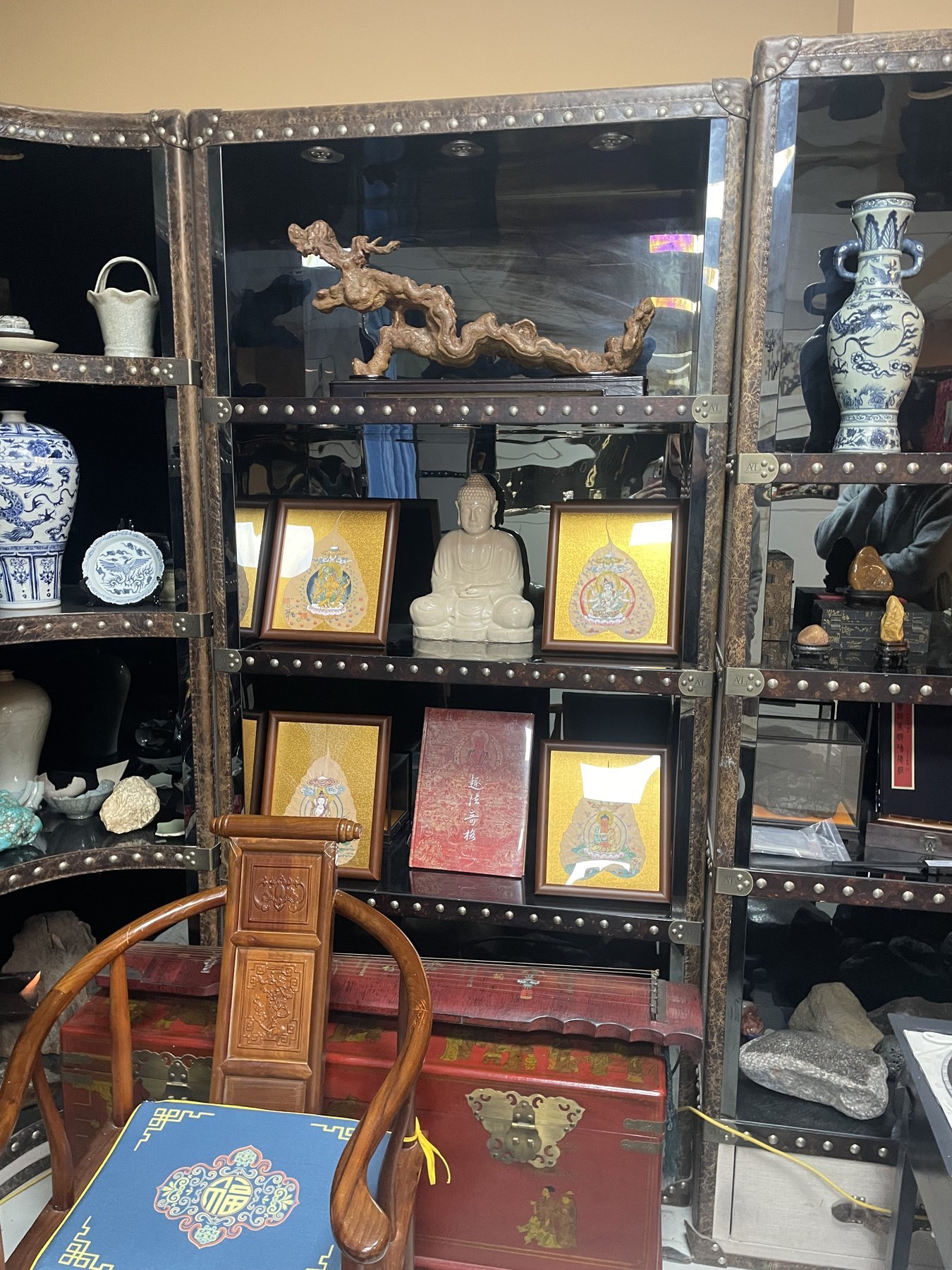 私人收藏層架上的宗教題材畫作與擺件