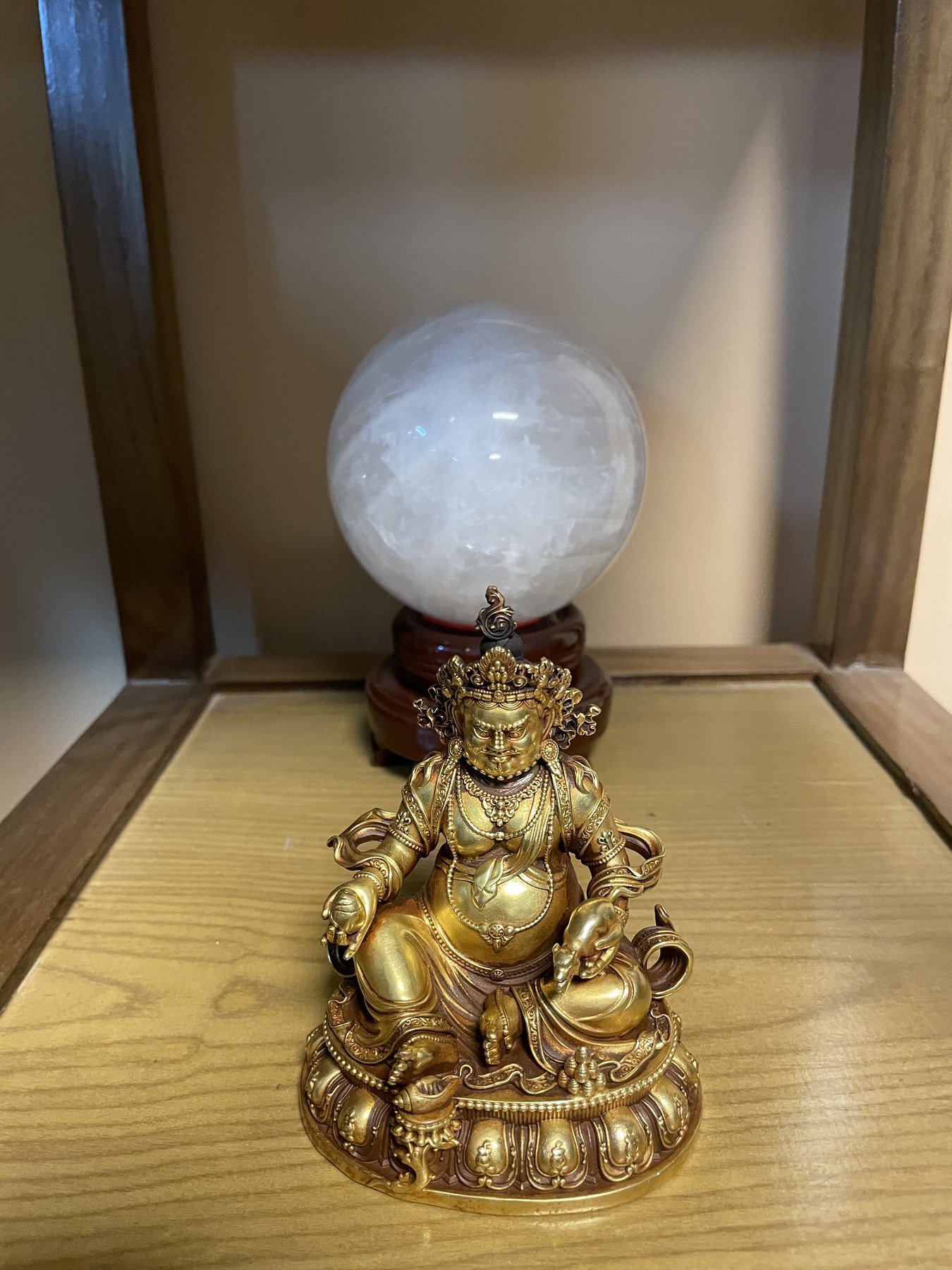 金色神像與白色晶石球收藏