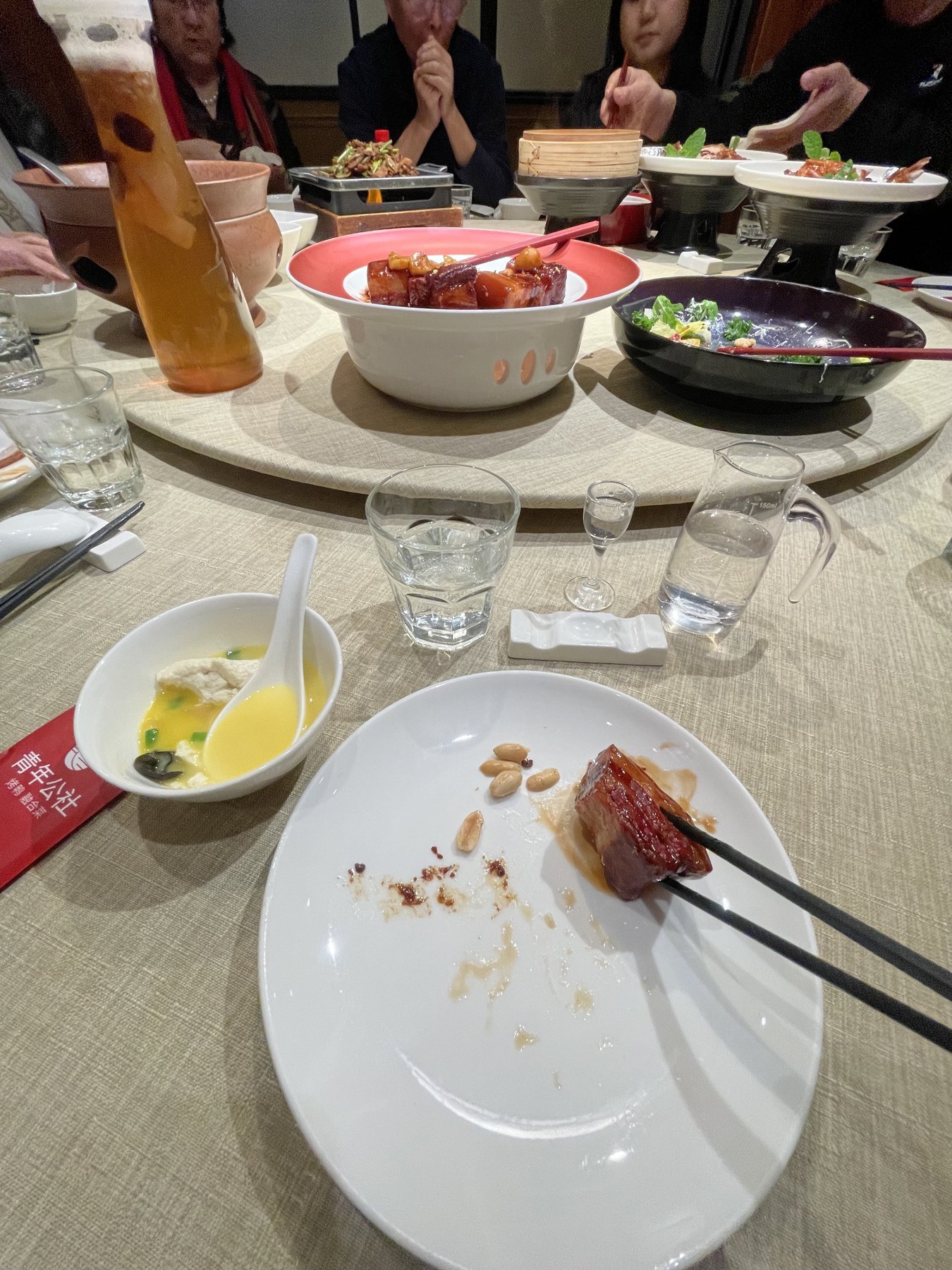 青年公社桌上的多道中式料理