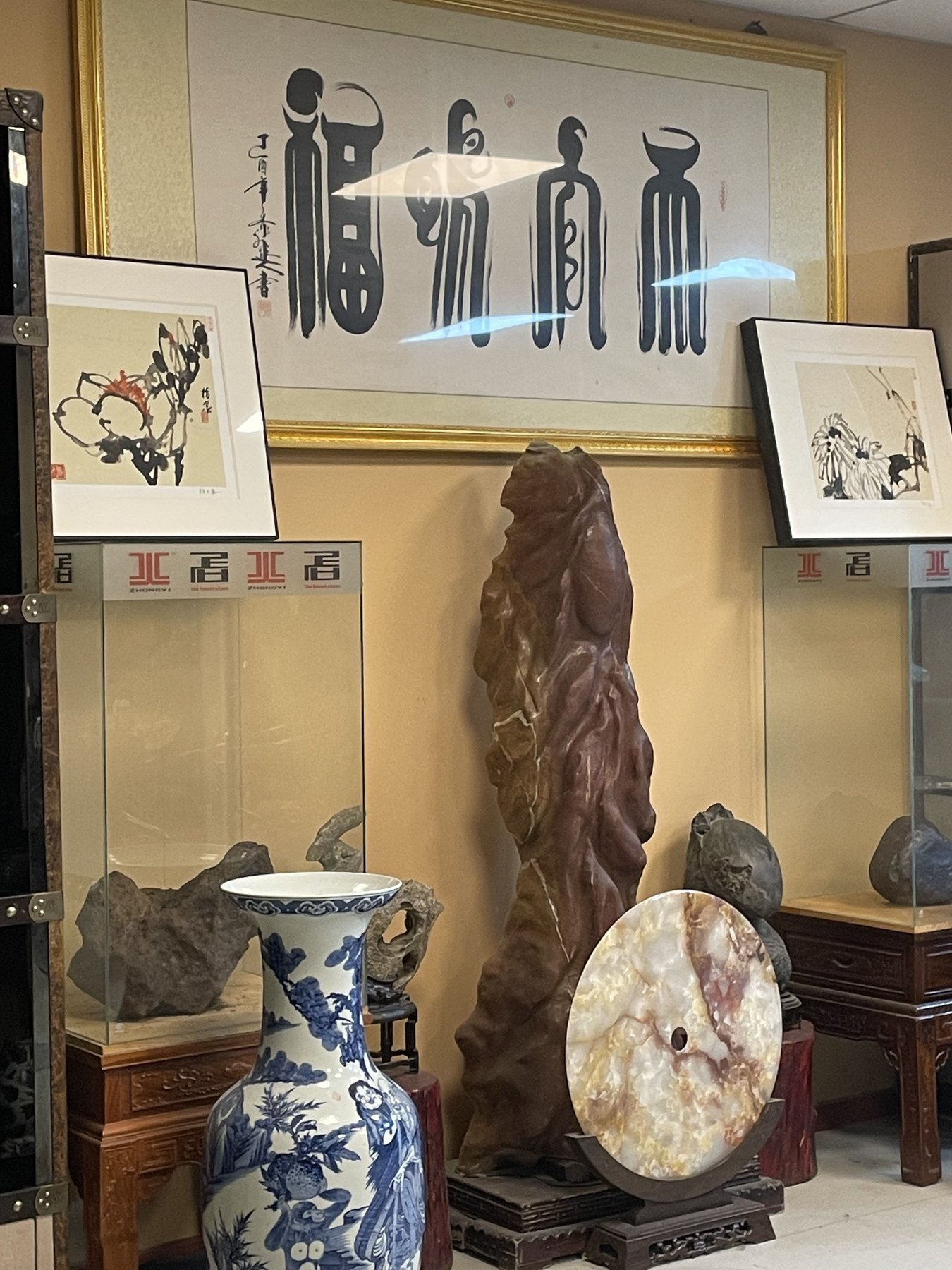 書畫青花瓶觀賞石與圓形石件陳列
