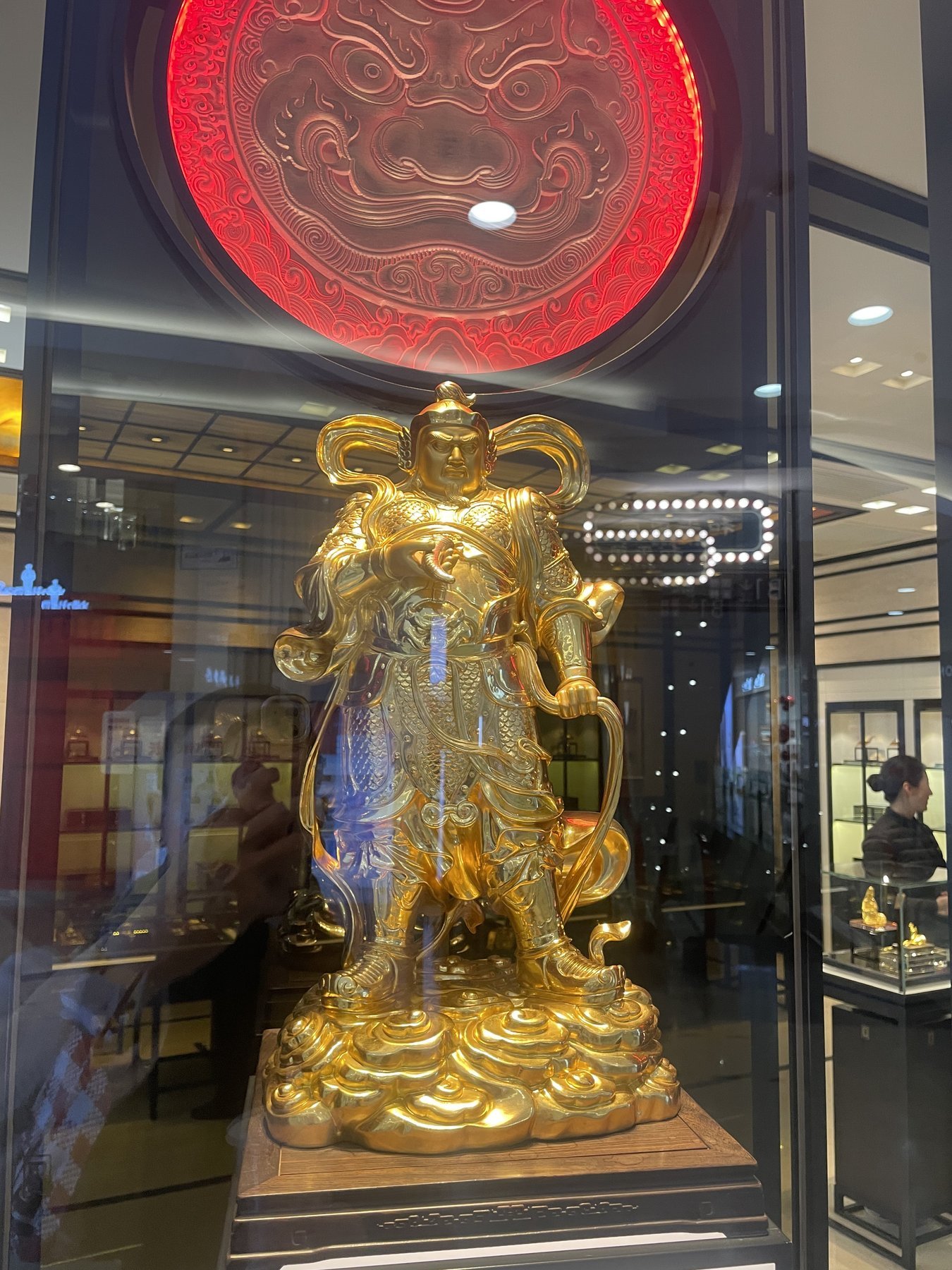 玻璃櫃中的金色護法神像