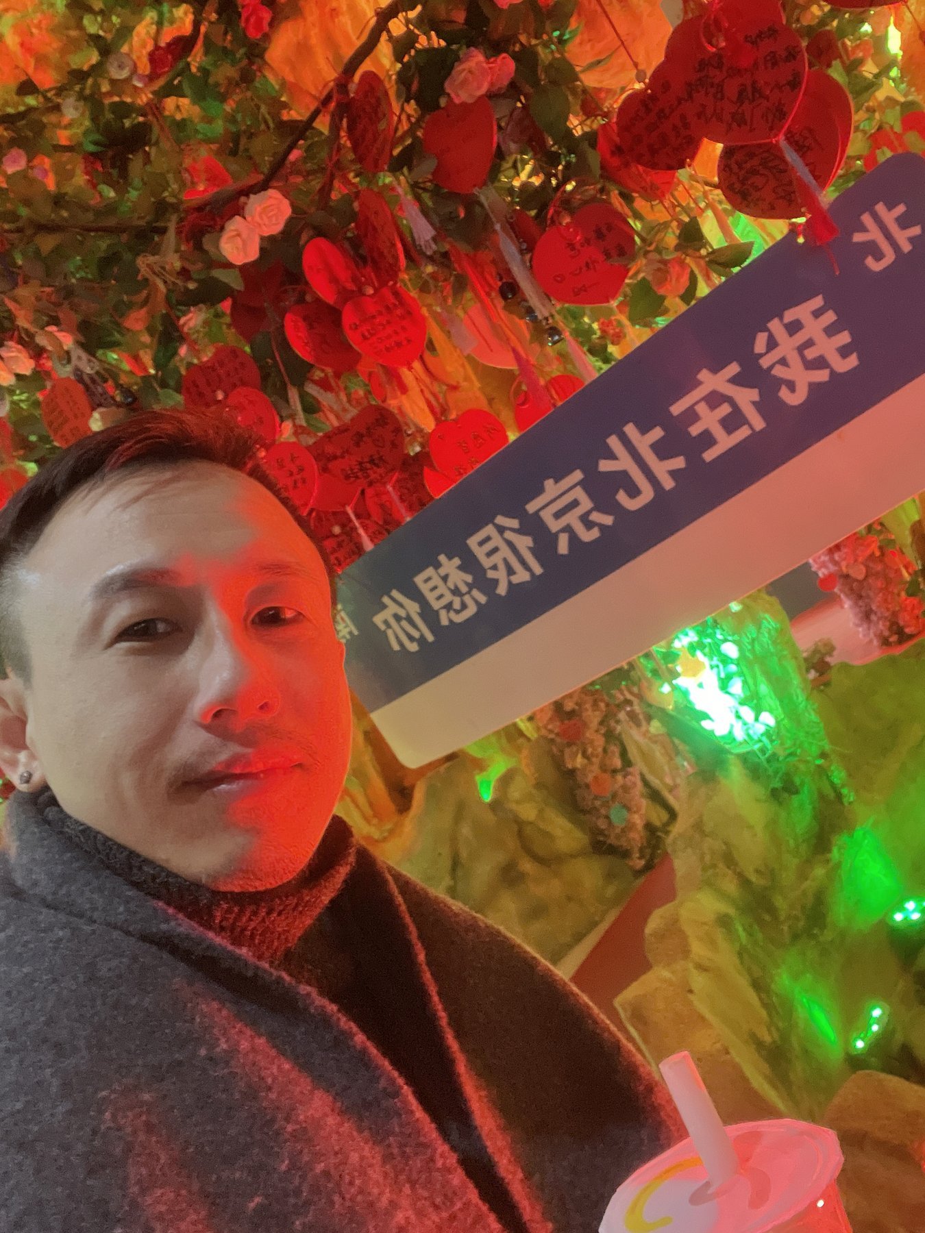 Chris在紅色祈願牌裝置前自拍