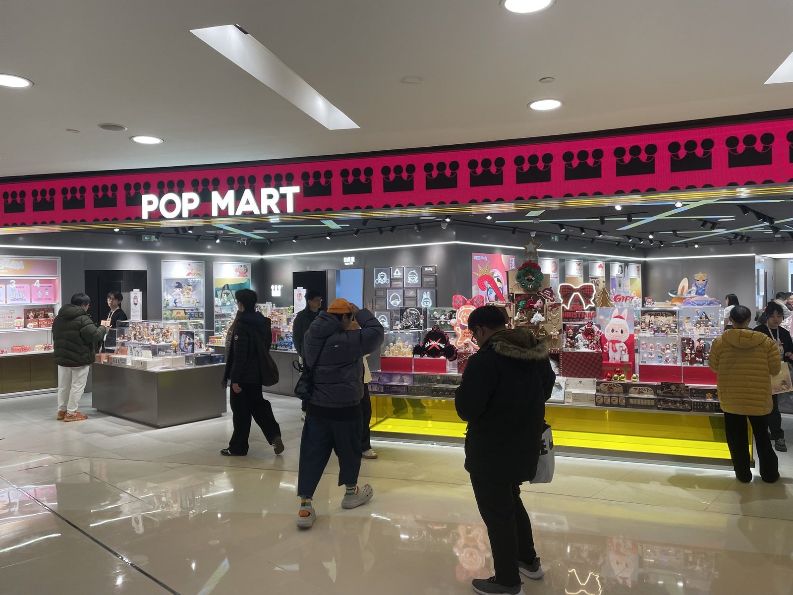 POP MART北京apm店門面與店內人潮