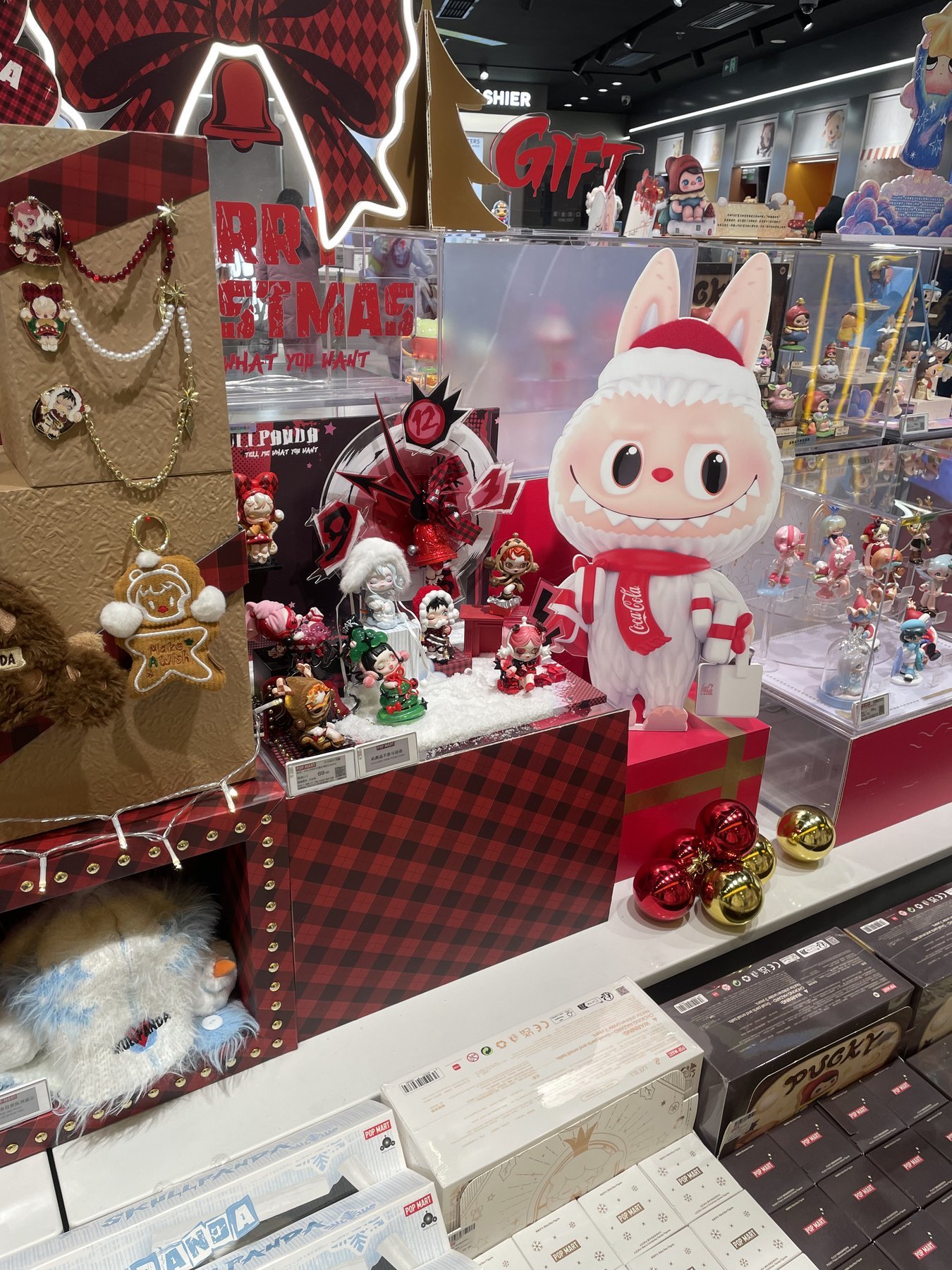 可口可樂聯名LABUBU聖誕展示
