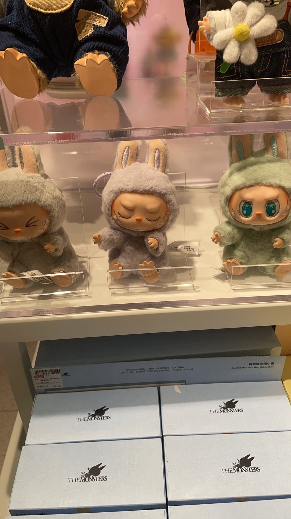 灰綠色THE MONSTERS毛絨公仔近照