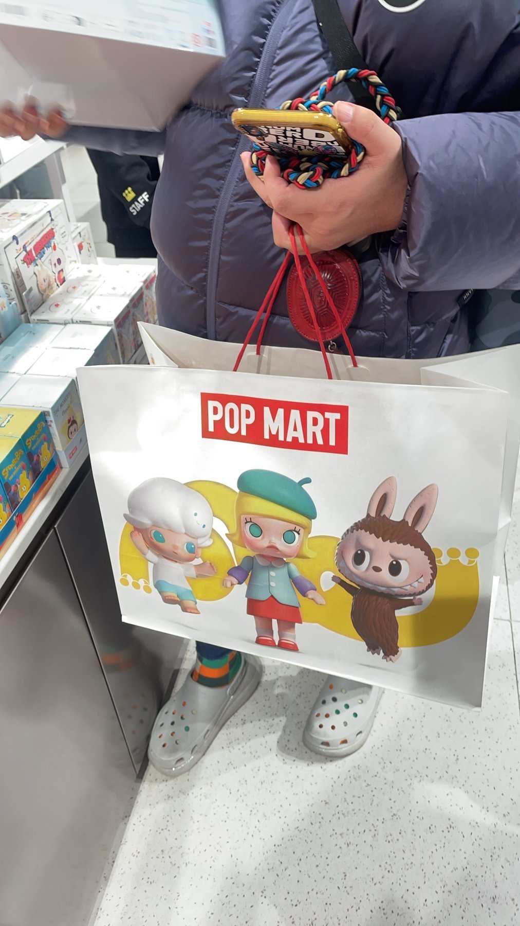 同行者手上的POP MART紙袋