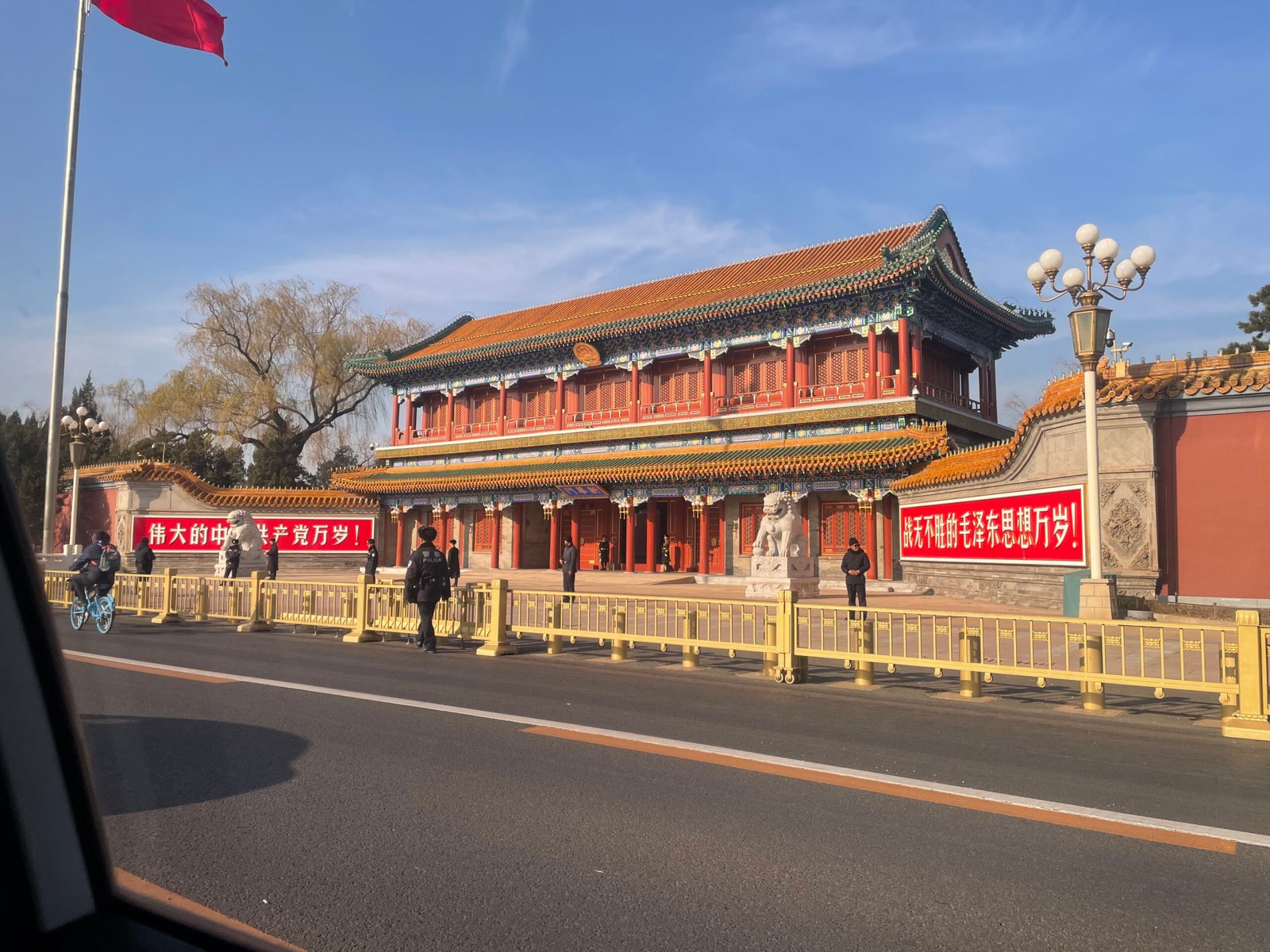 從車內拍攝北京西長安街的新華門