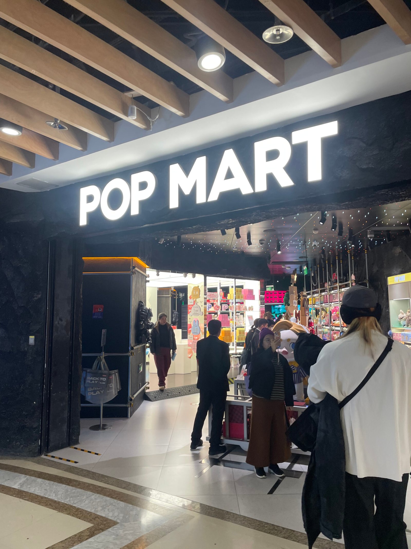 西單大悅城內的 POP MART 店面入口