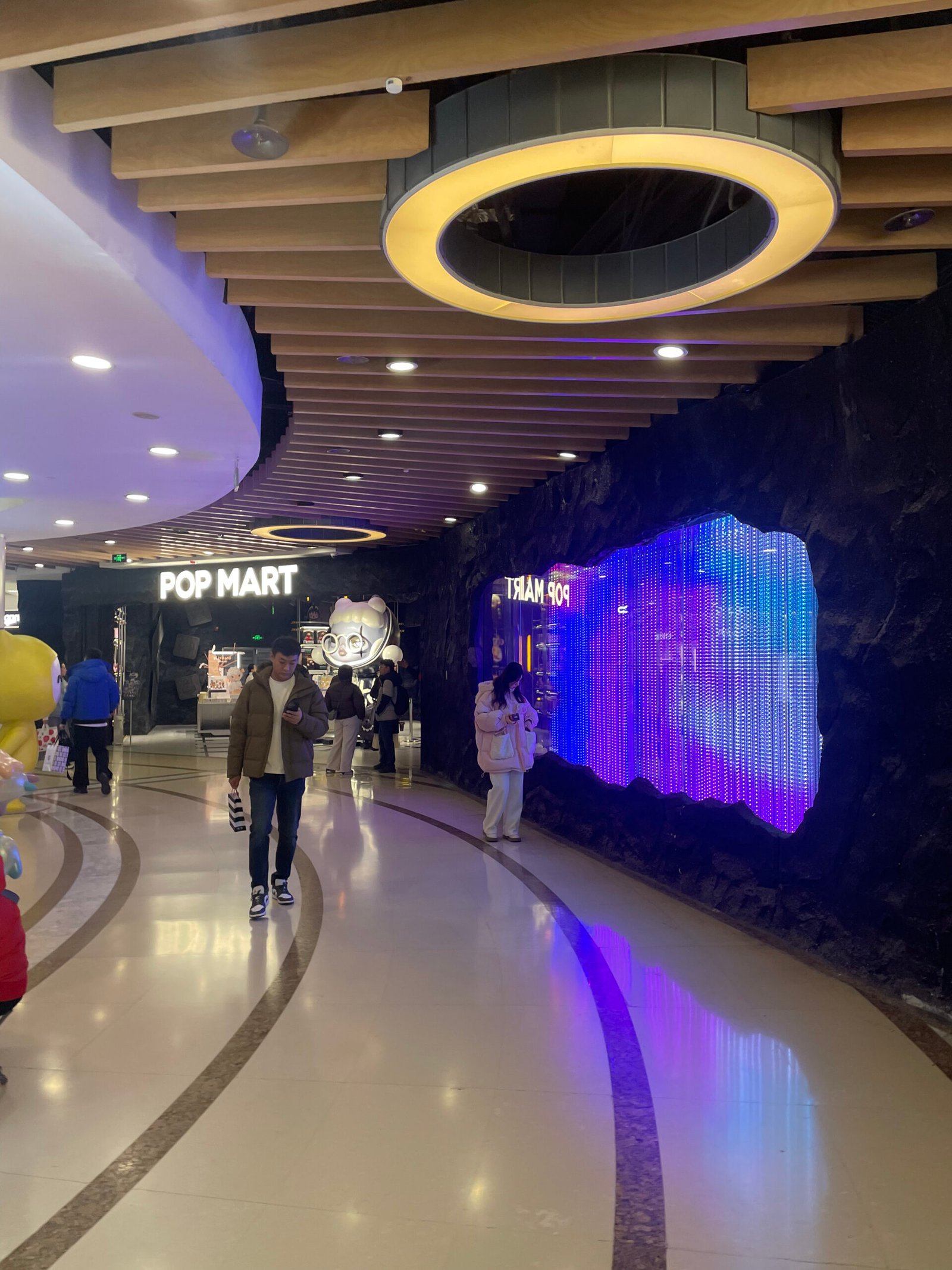西單大悅城 POP MART 店外通道與彩色燈牆