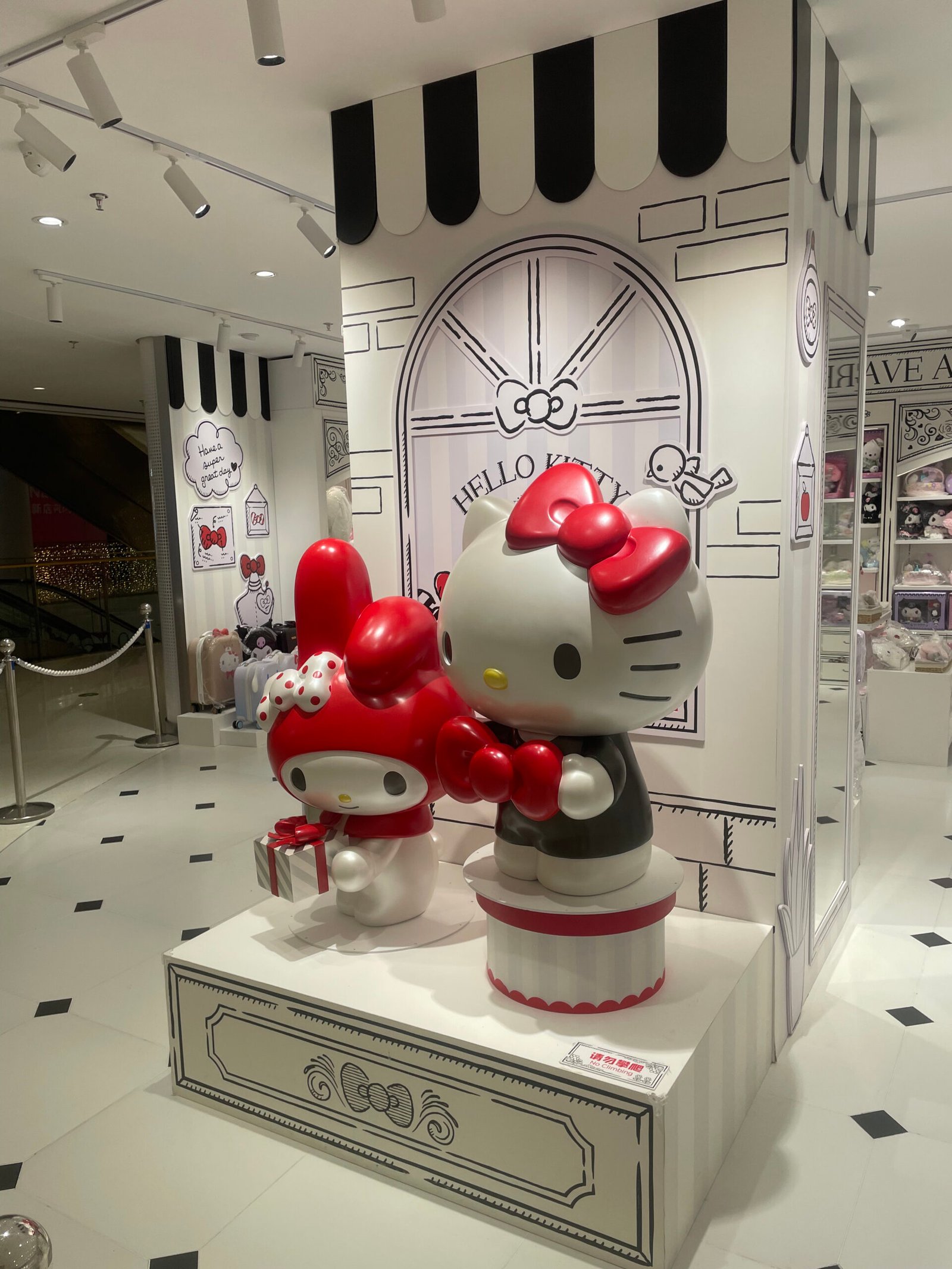 Sanrio Gift Gate 內的 Hello Kitty 與 My Melody 大型公仔