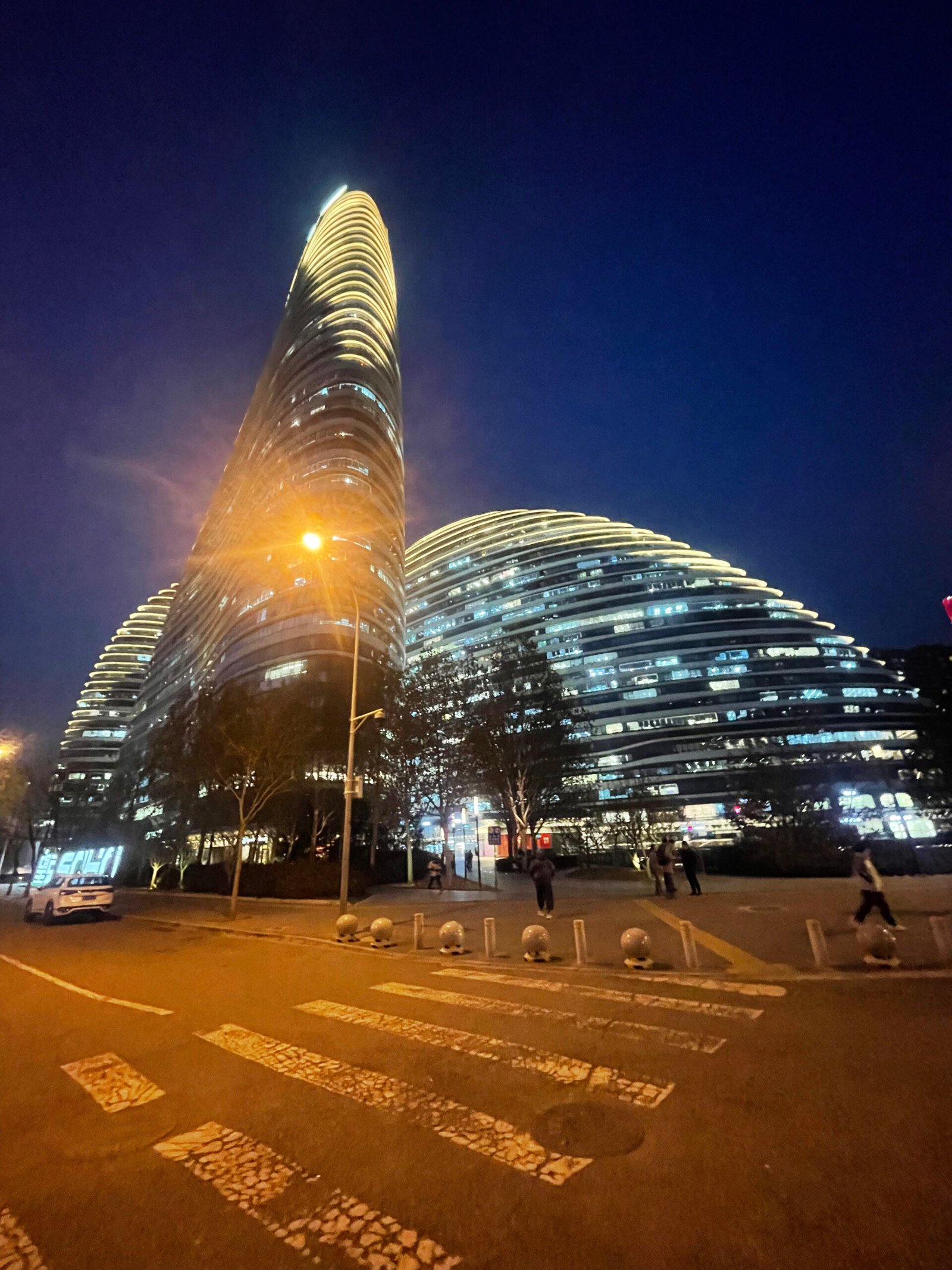 北京望京 SOHO 三座流線型塔樓夜景
