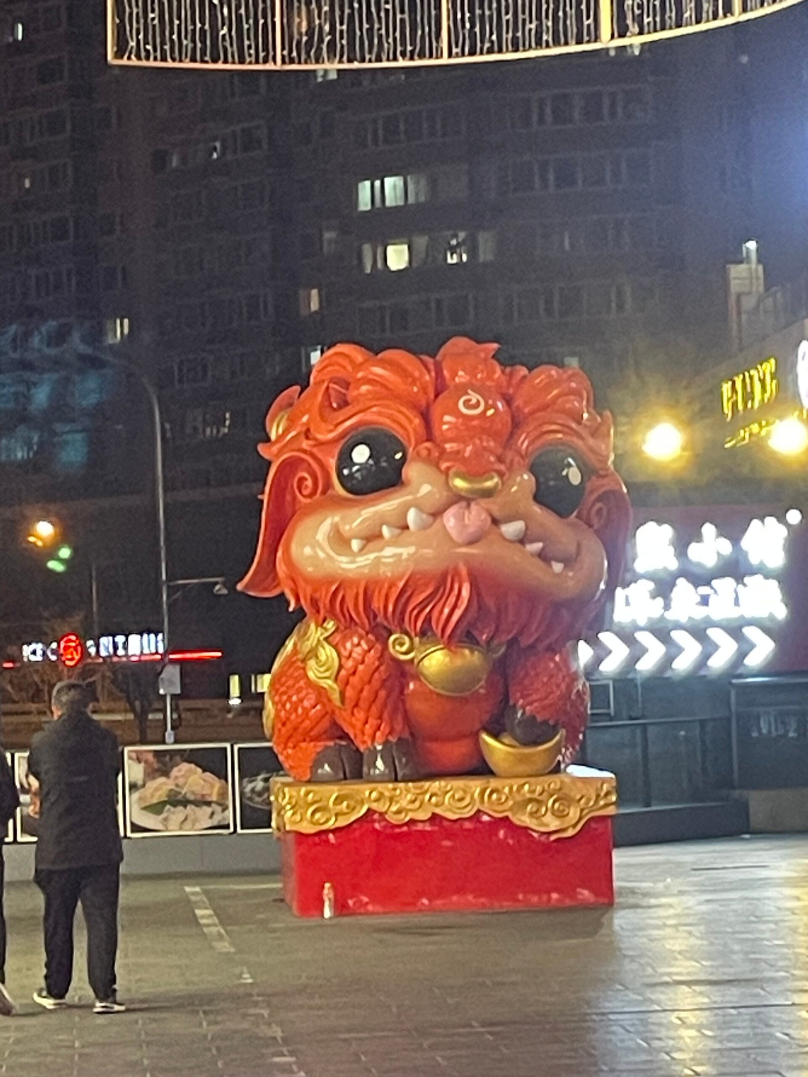 北京夜間街邊的大型紅色公仔