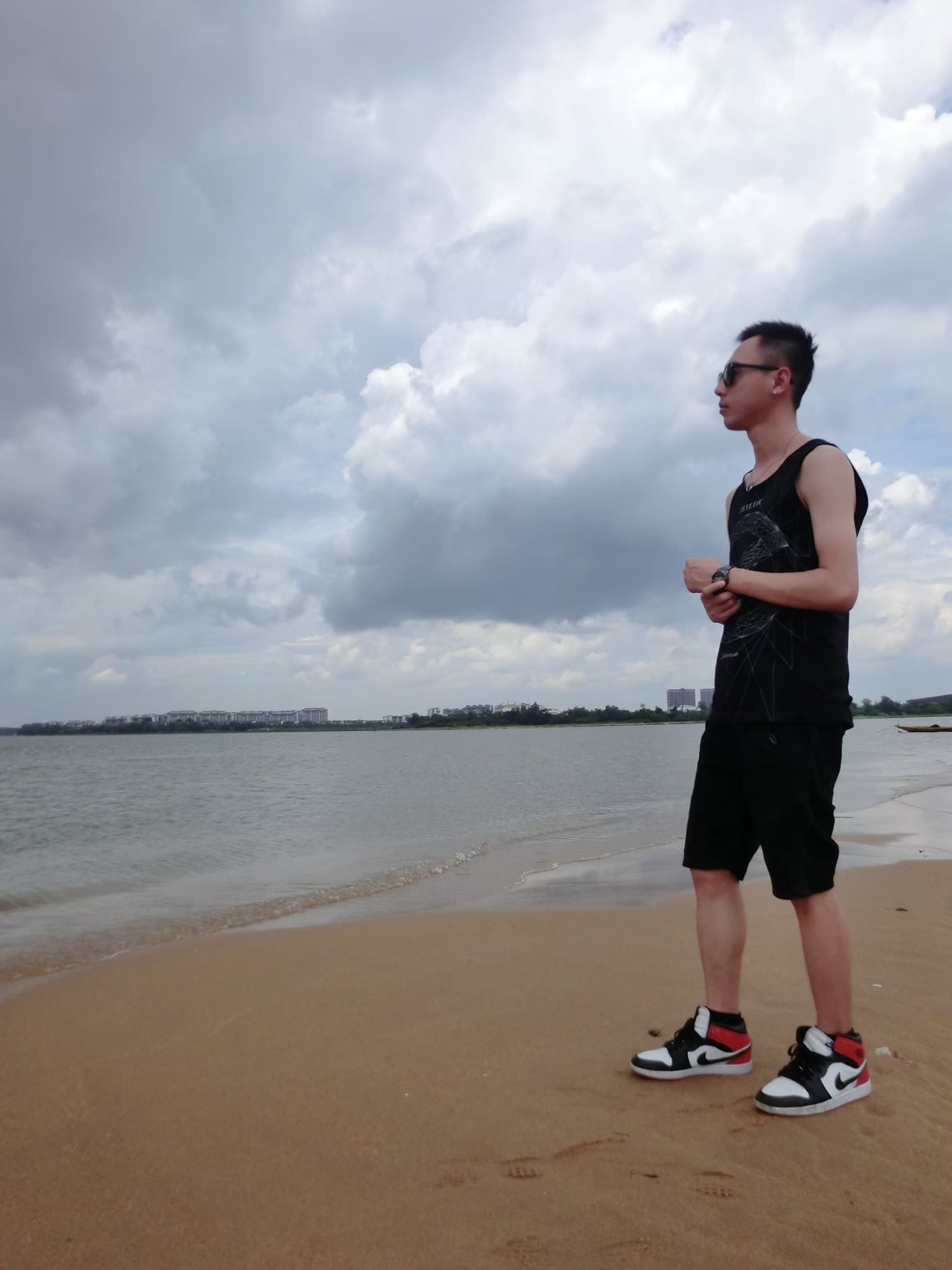 博鰲玉帶灘沙岸與水面人物照