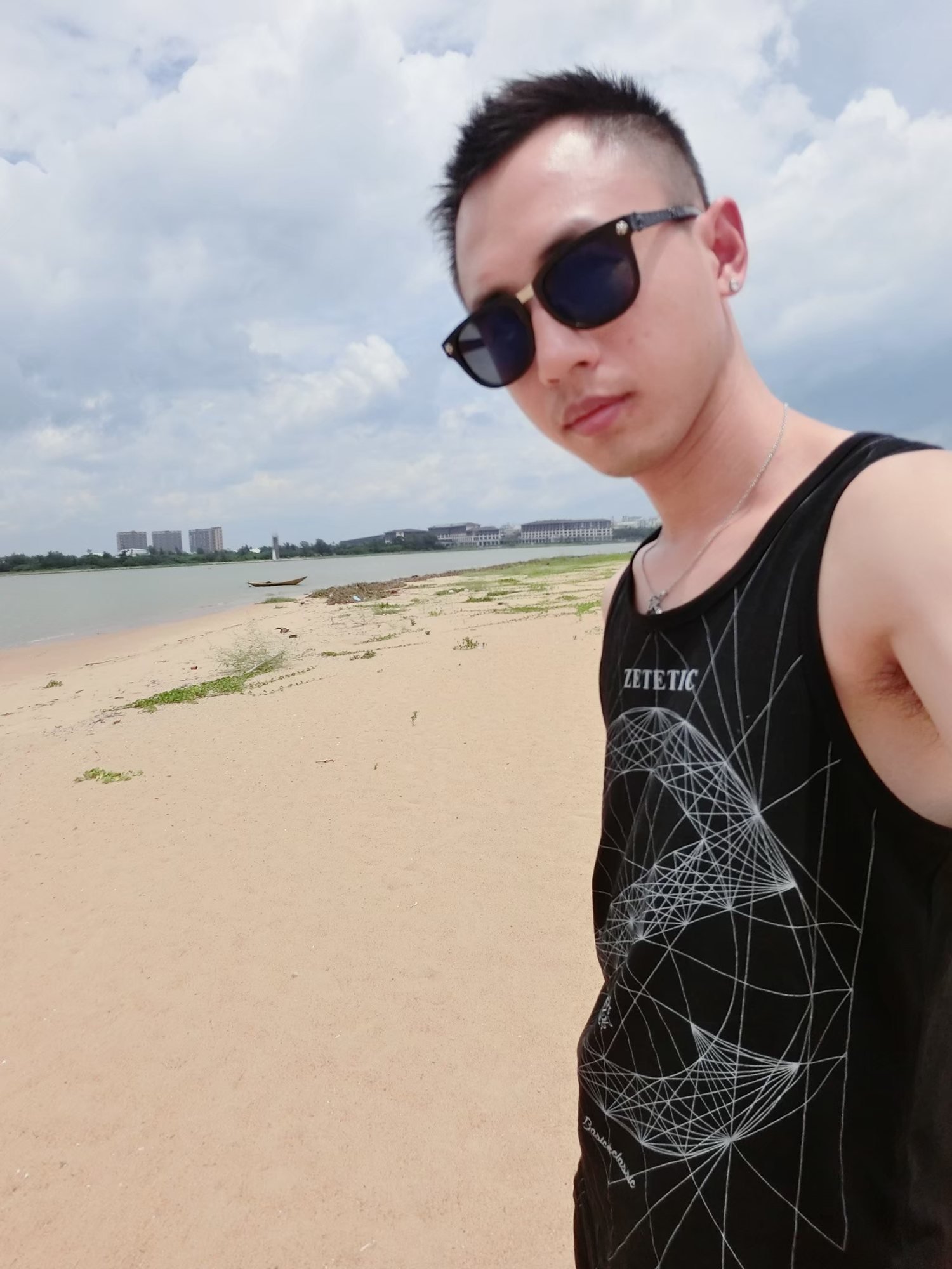 博鰲玉帶灘細長沙岸小船與對岸建築