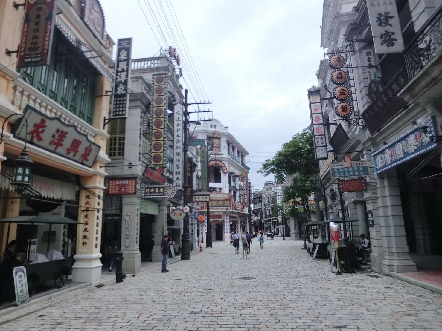 海口電影公社南洋街密集老招牌與騎樓街景
