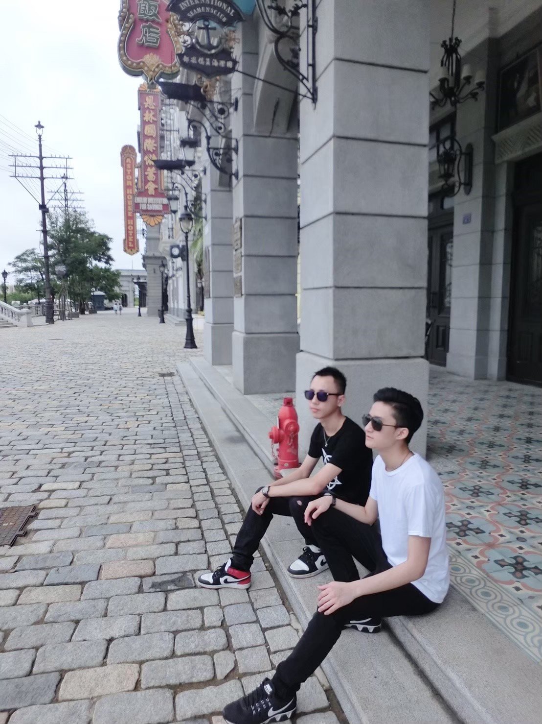 海口電影公社南洋街騎樓老式飯店招牌與石板路
