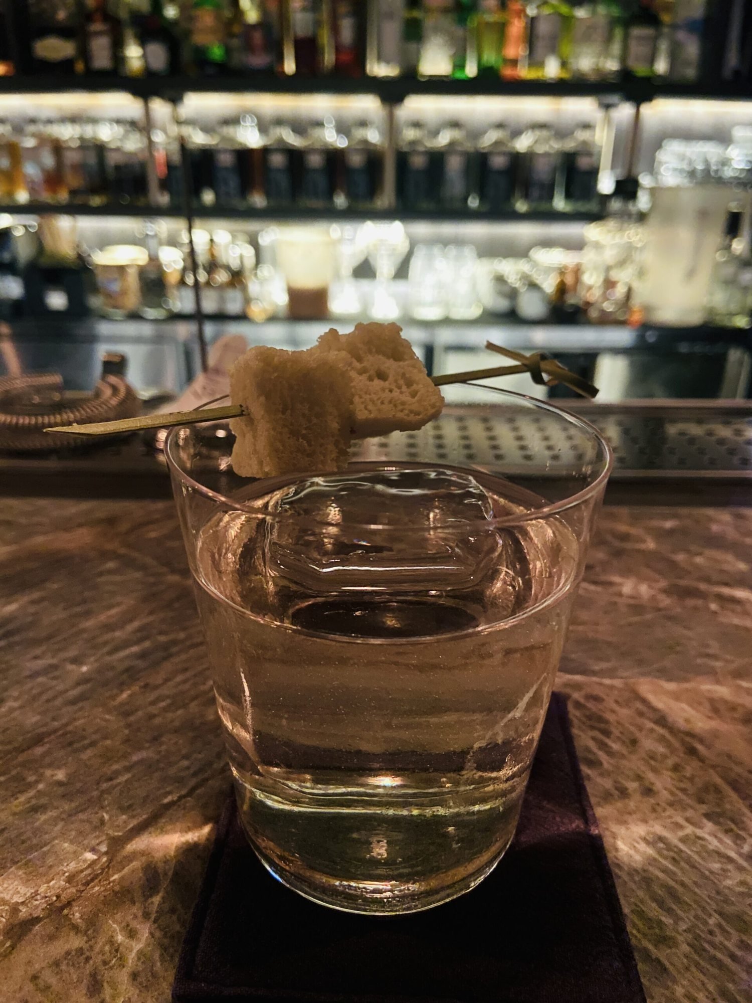 透明調酒與小餅乾