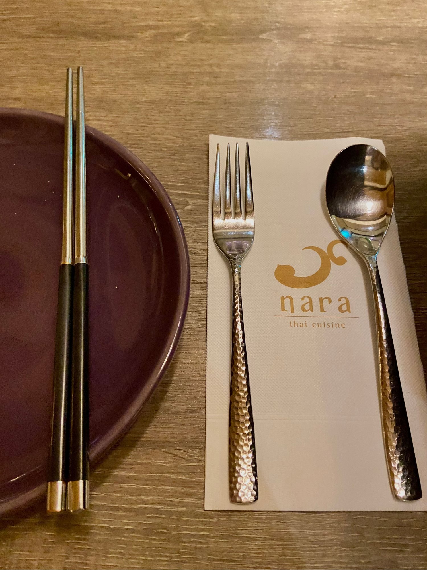 NARA Thai Cuisine 紫色餐盤桌景
