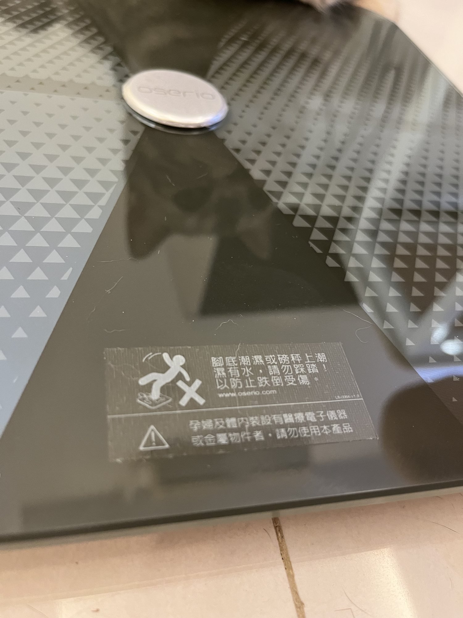 oserio FTG-588 體脂計表面與防滑圖案