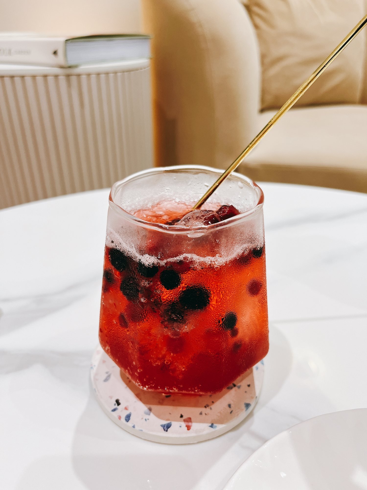 時飴蔓越莓氣泡飲與杯中莓果果粒