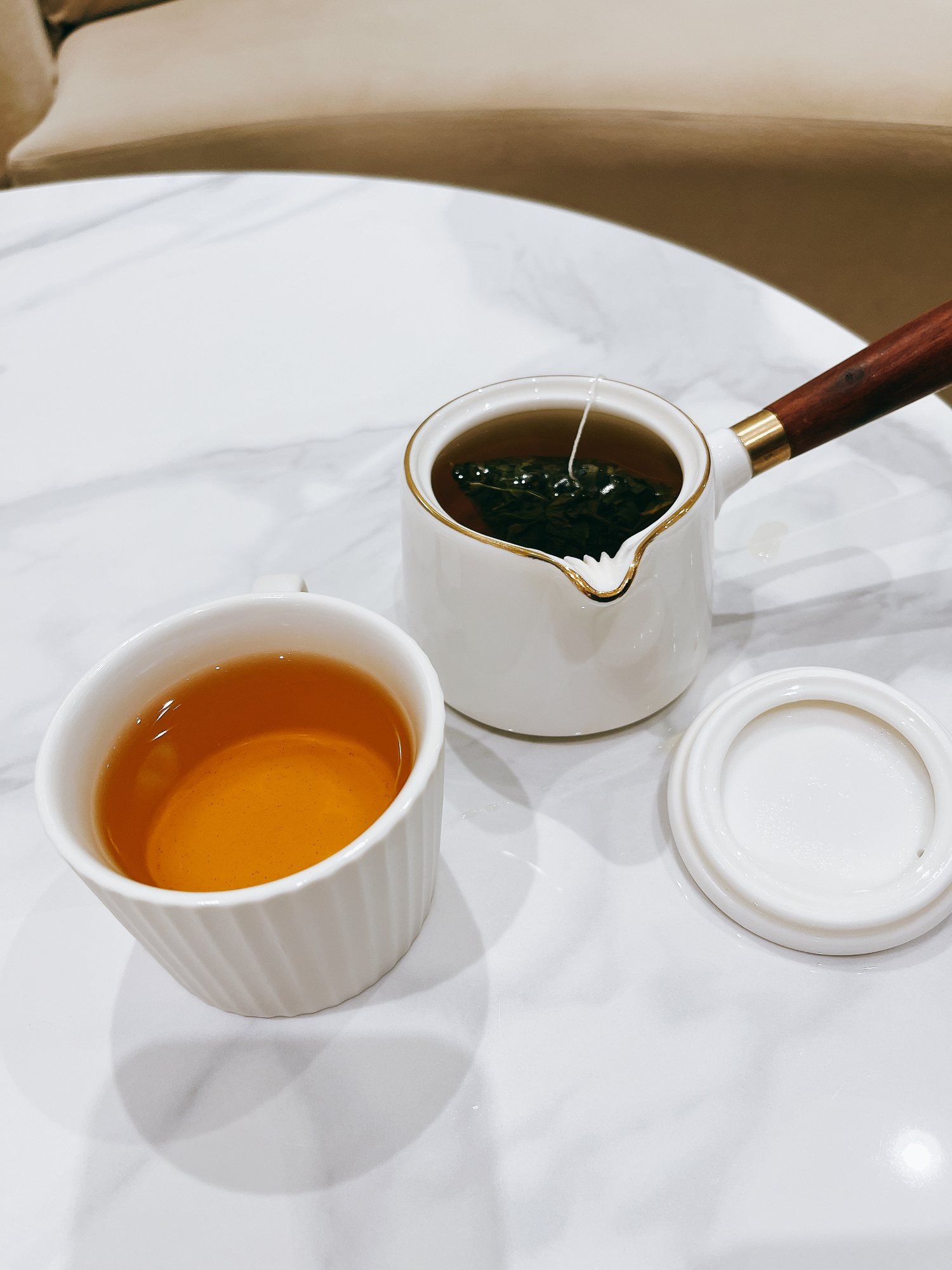 時飴木柄金邊茶壺與白色茶杯