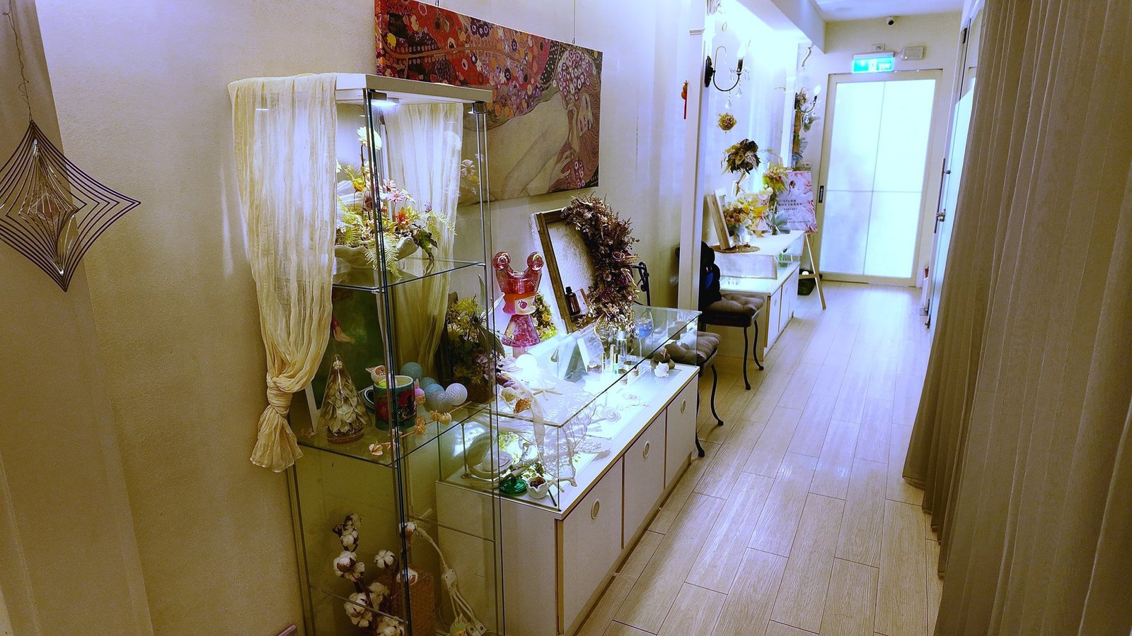 四季美學 SPA 府中館展示走廊