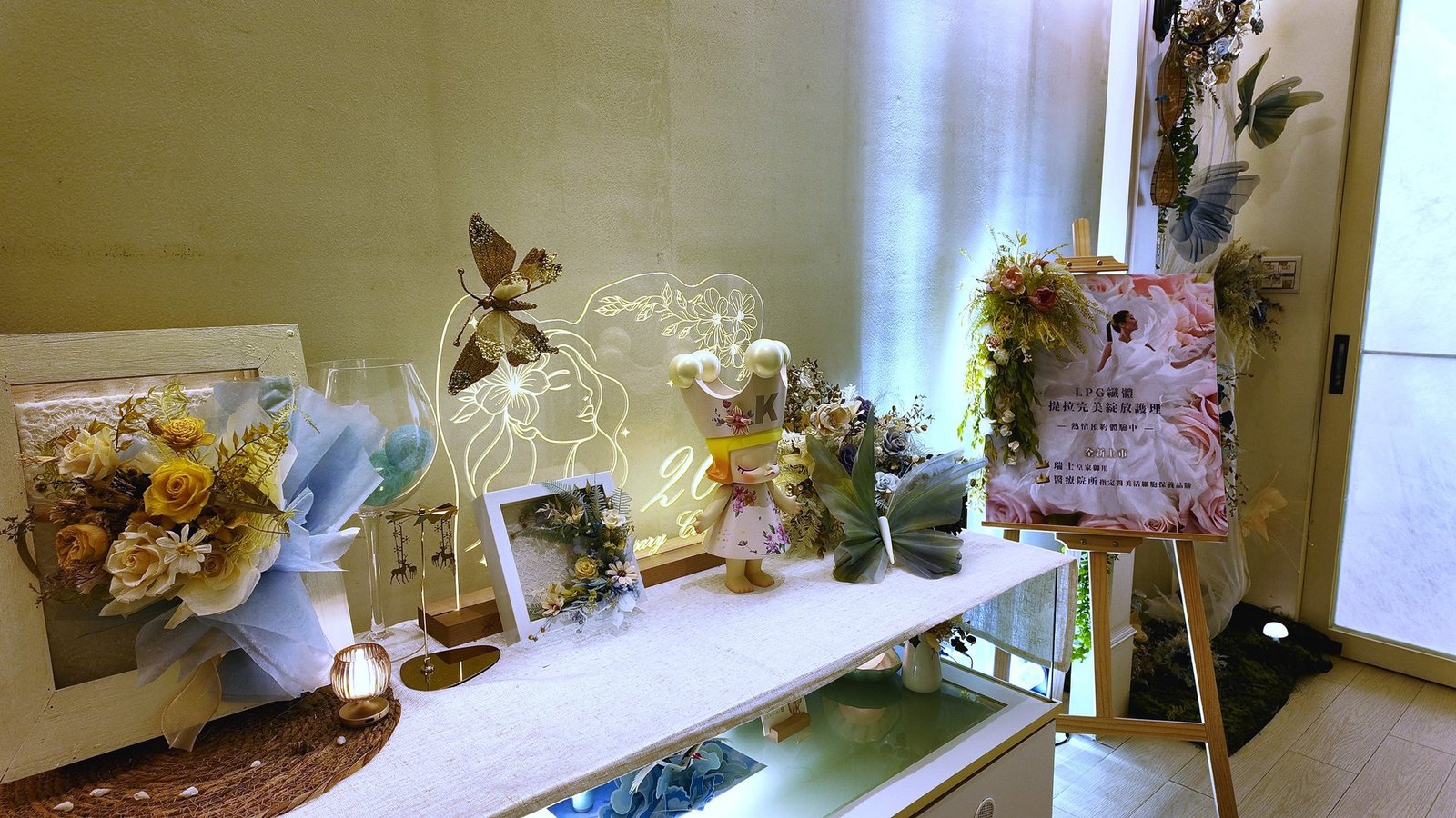 府中館入口附近的花藝與產品展示