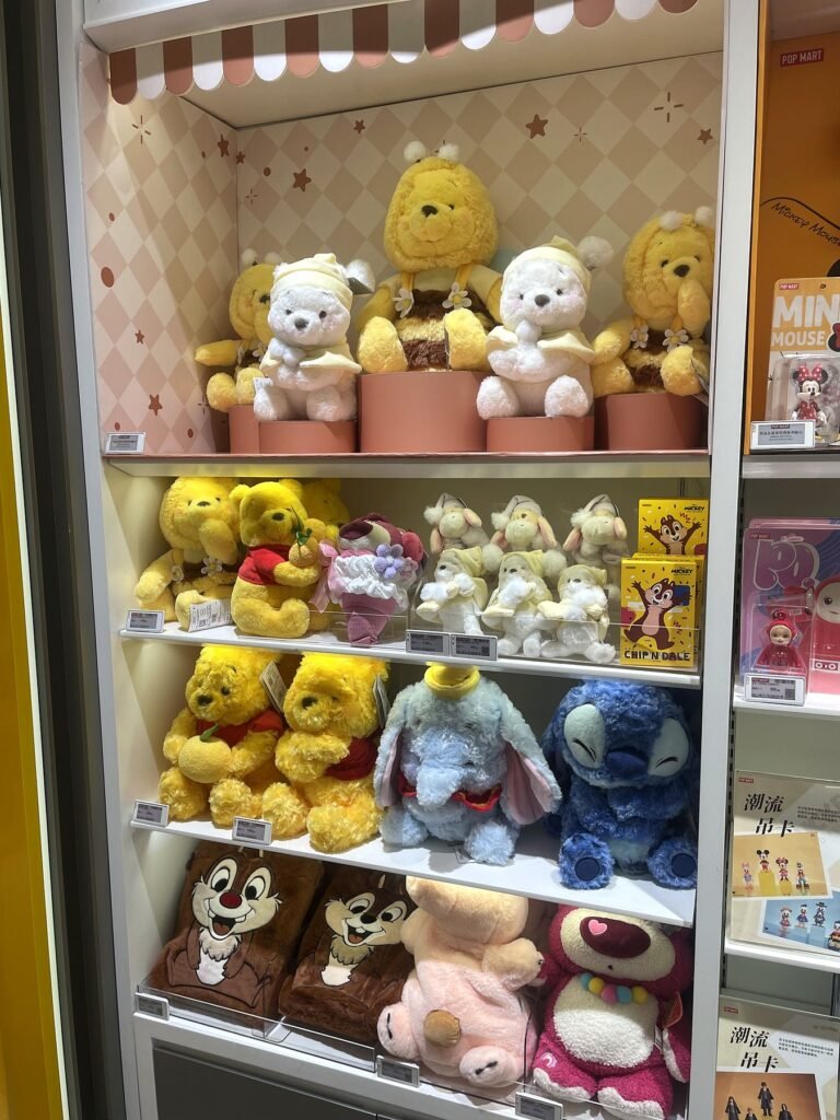 泡泡瑪特迪士尼毛絨商品展示