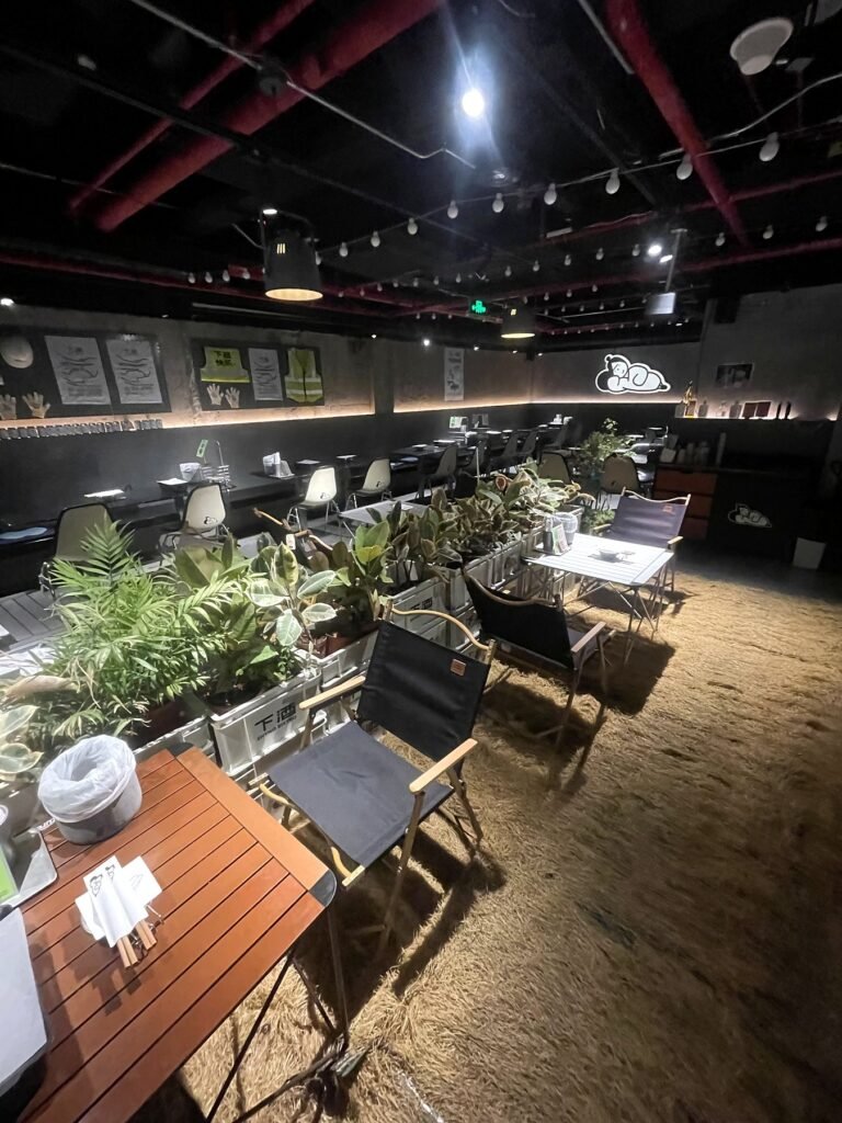 北京餐飲空間露營椅與植栽座位