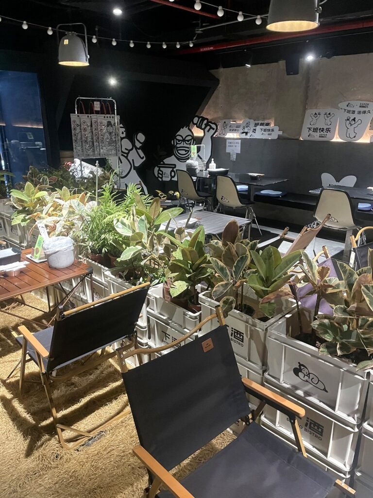 北京餐飲空間植栽與黑色座位