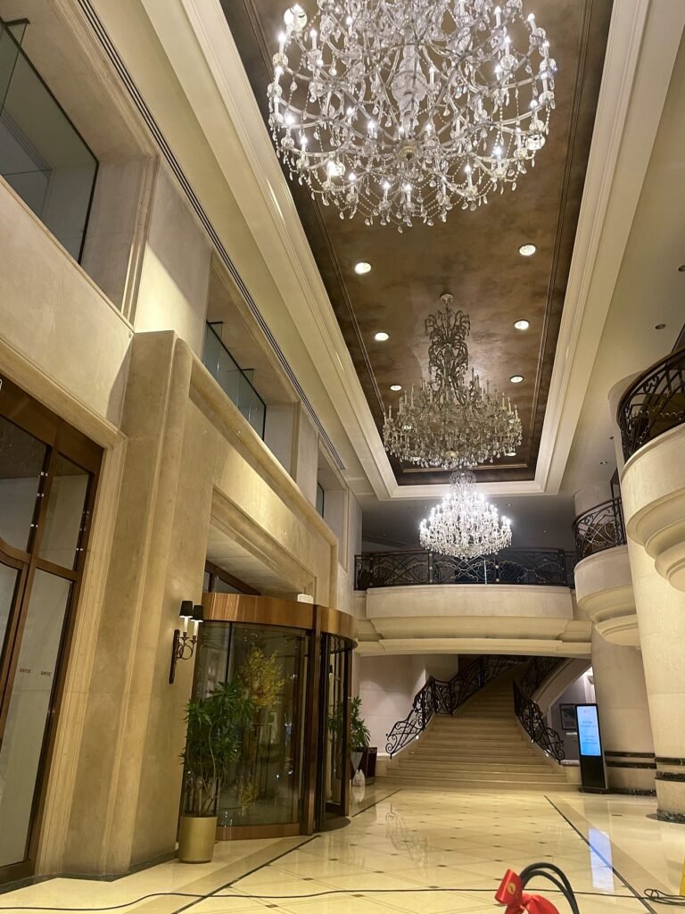 北京飯店大廳水晶燈與樓梯