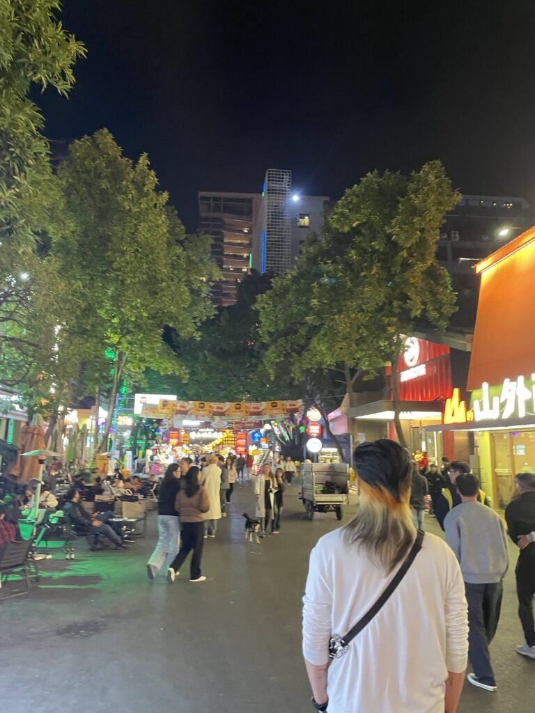 佛山創意產業園夜晚散步街道