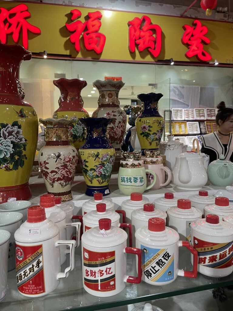 佛山陶藝市場彩繪花瓶與瓷器