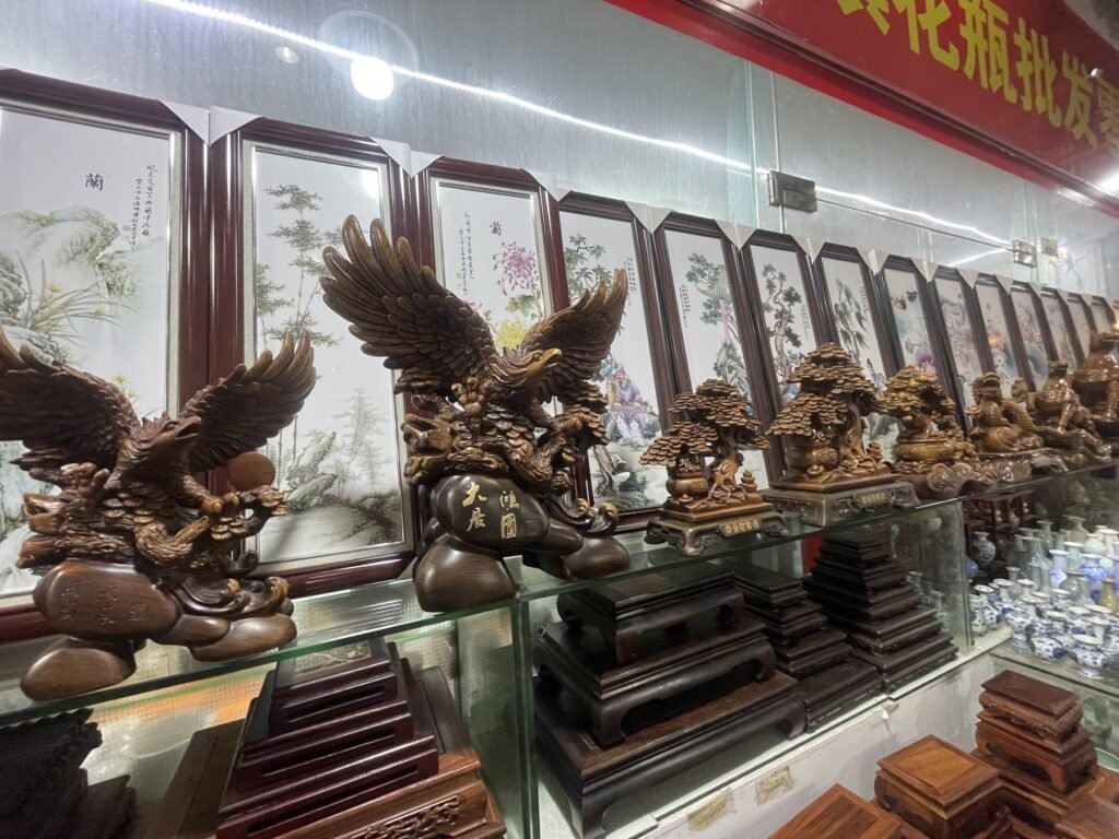 佛山陶藝市場大型擺件與木雕
