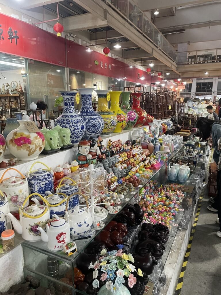 佛山陶藝市場整排陶瓷作品