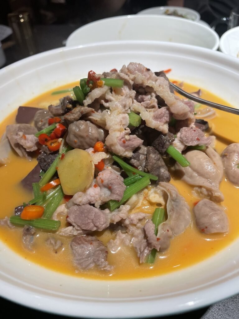 十里八香橘黃色湯汁肉菜