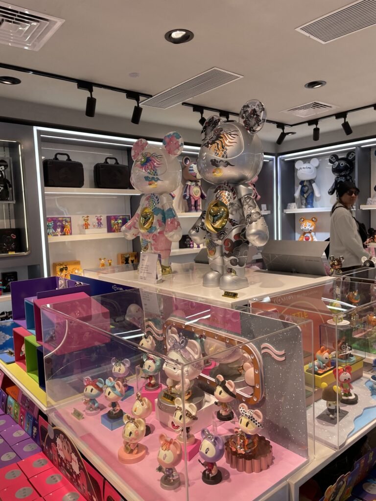 機場泡泡瑪特店面與公仔展示