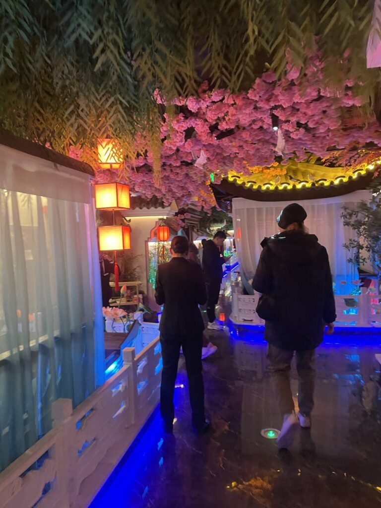 庭院江南菜室內走道與粉色花