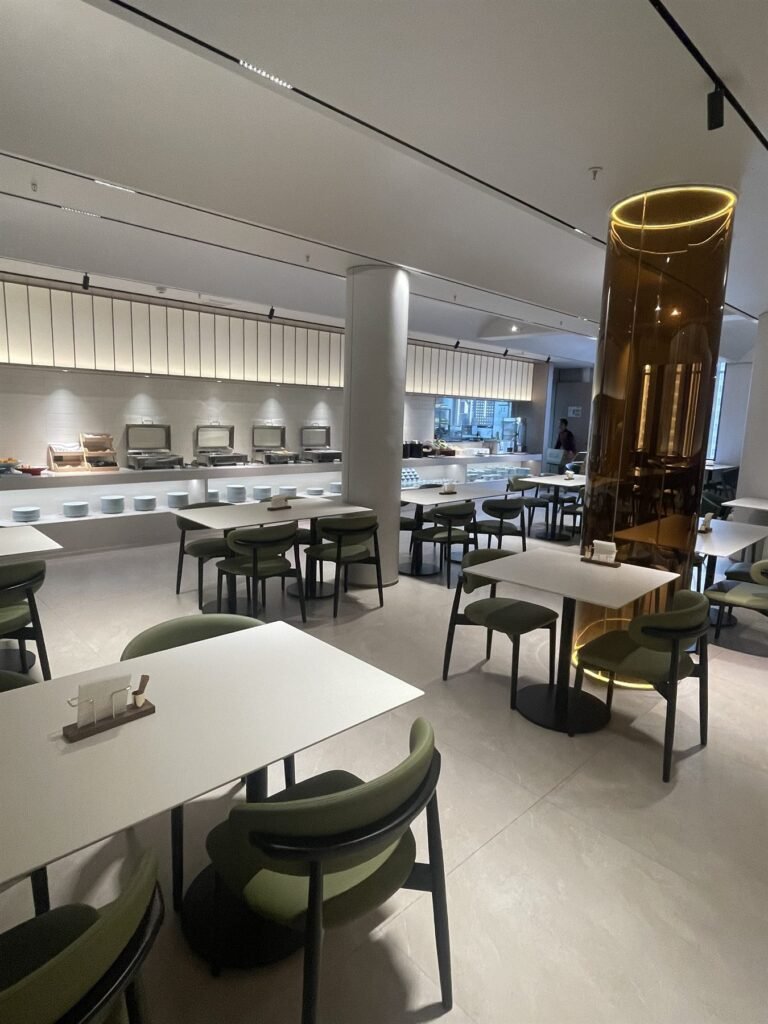 廣州飯店早餐區座位與取餐檯
