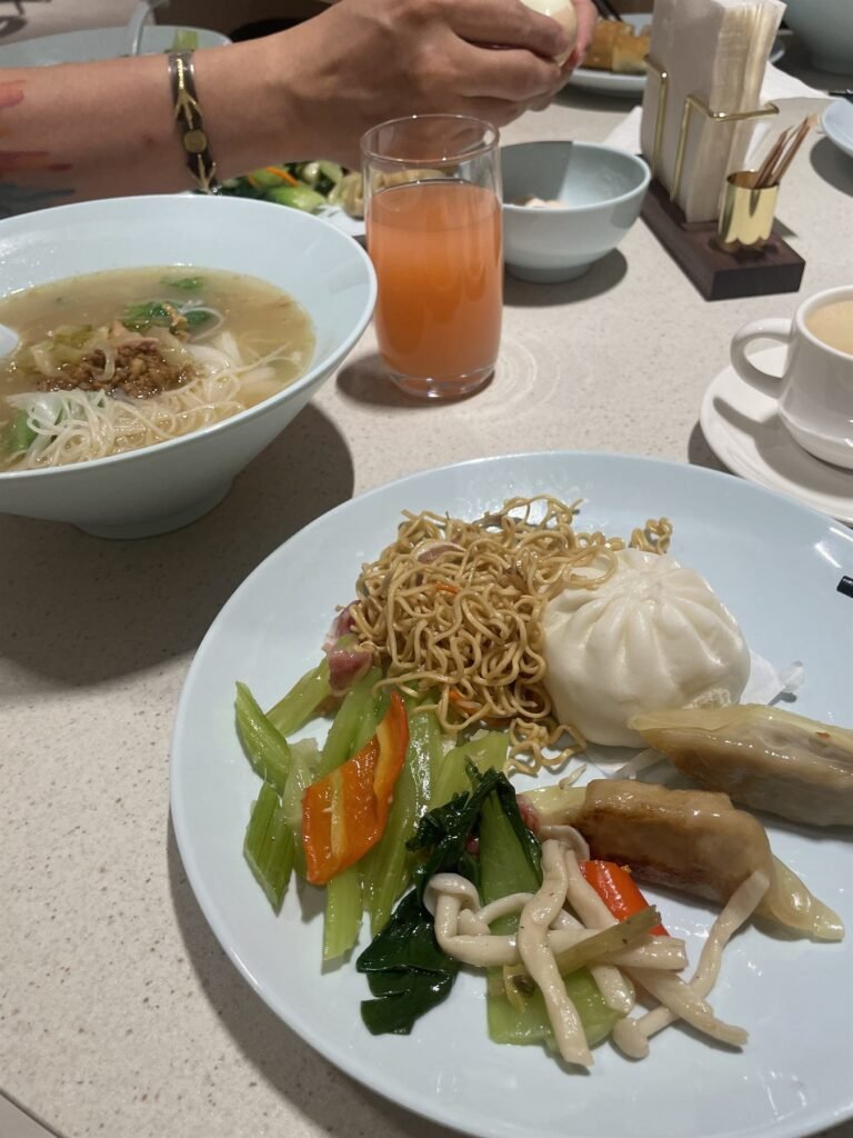 廣州飯店早餐盤與熱湯麵