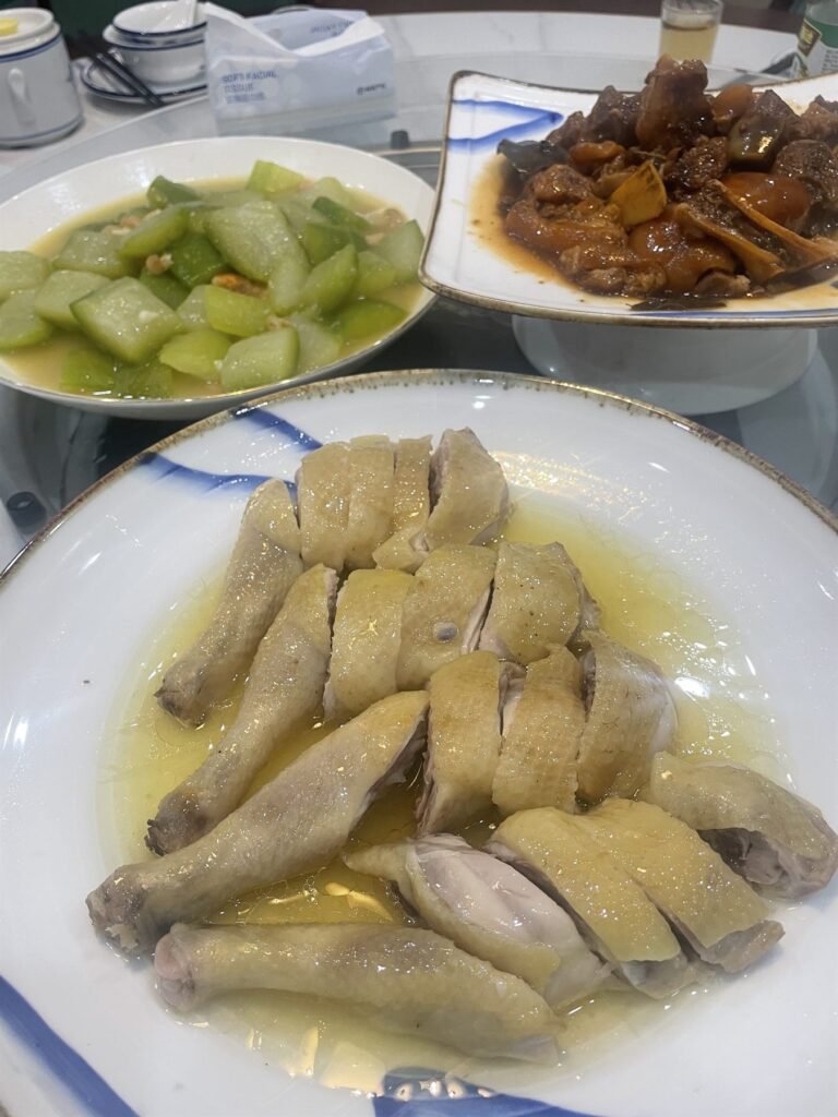 飯店早餐桌上的雞肉與青菜