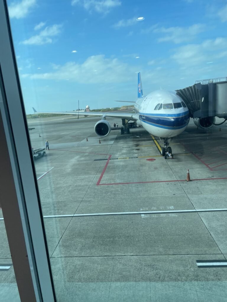 登機前在候機區看見南航飛機，準備飛往廣州。