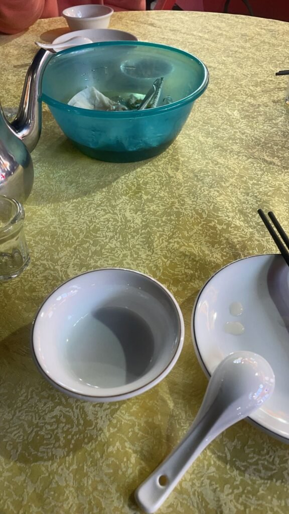 入座後桌上的餐具和茶水，忙了一天終於可以坐下來。
