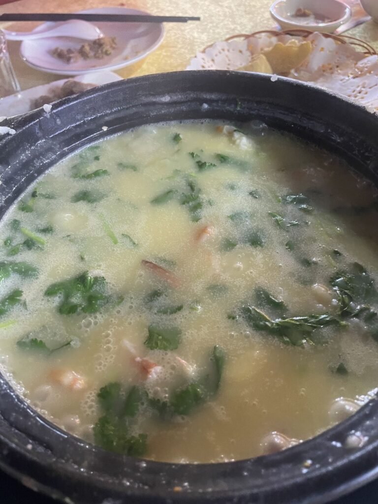 那晚最有記憶點的一鍋海鮮砂鍋粥，熱氣和海鮮味都很明顯。
